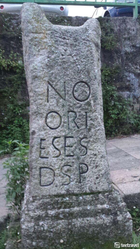 Orígenes e historia del Camino de Santiago - replica del pedron original en Padrón © Dodro