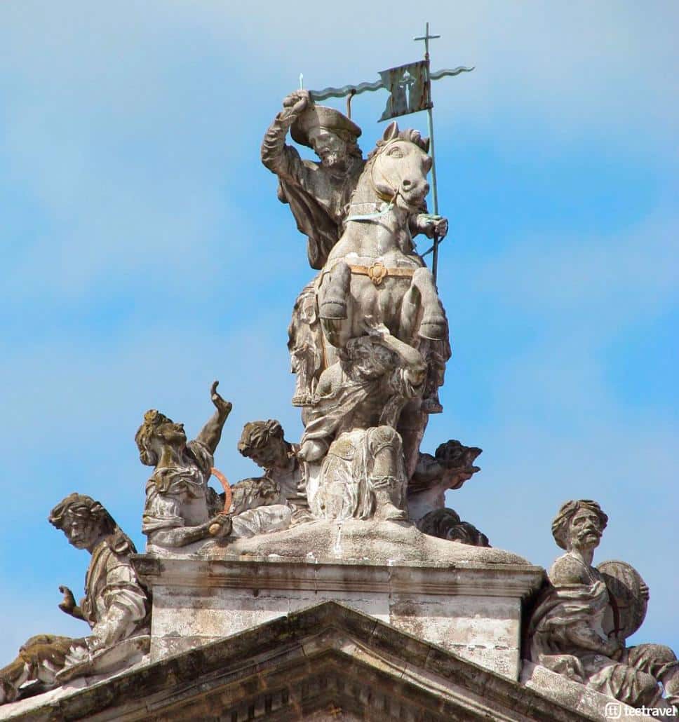 Orígenes e historia del Camino de Santiago - Santiago Matamoros en el Pazo de Raxoi - Plaza del Obradoiro © Oilisab