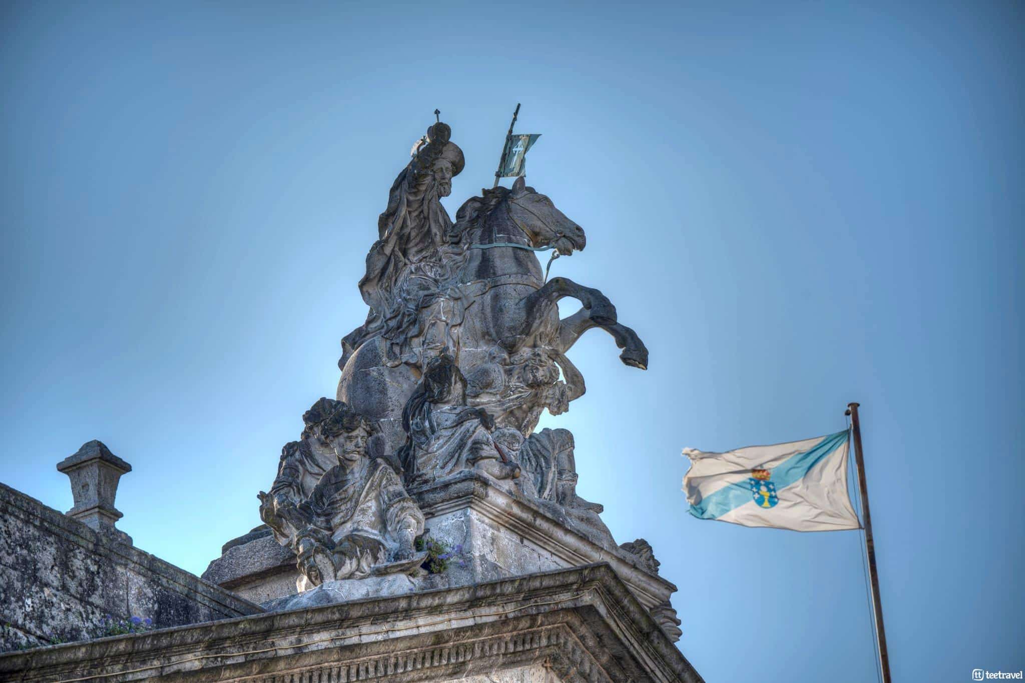 Escultura de Santiago Matamoros en el Pazo de Raxoi