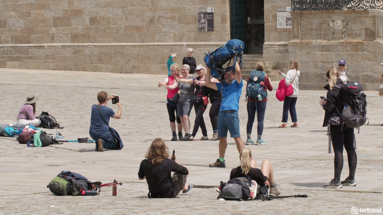 Peregrinos en la Plaza del Obradoiro tras terminar el Camino de Santiago