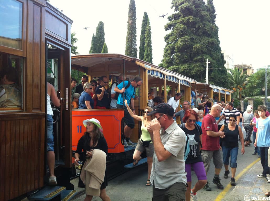 viaje-en-tranvia-desde-soller-hasta-port-soller-serra-de-tramuntana-senderismo