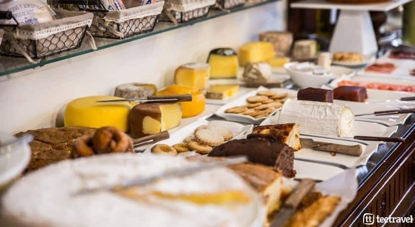 Desayuno buffet en uno de los hoteles del Camino