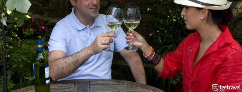 Disfrutando de un albariño