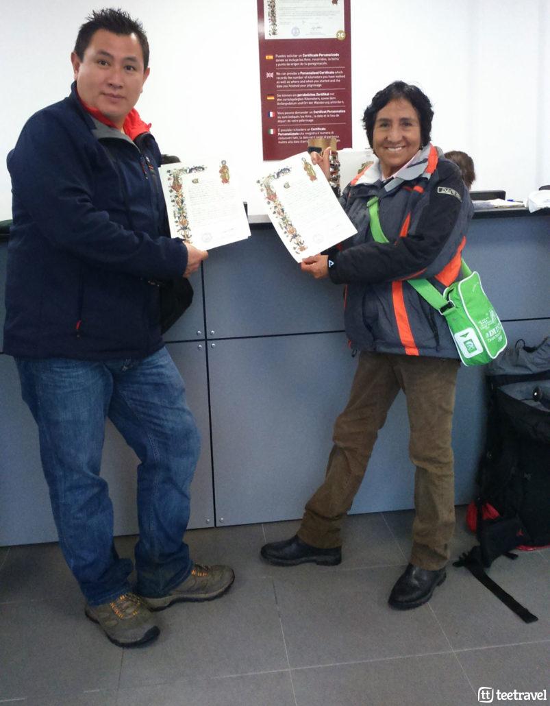 Peregrinos recogiendo su Compostela