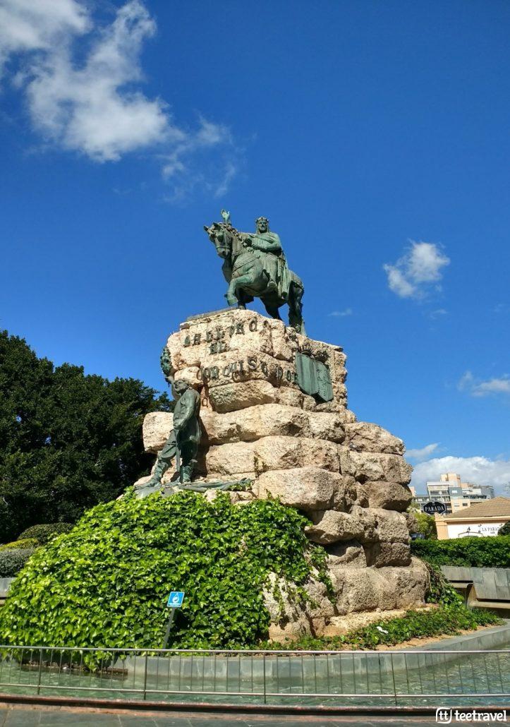 Otoño también es Mallorca en Serra de Tramuntana - Estatua de Jaume I
