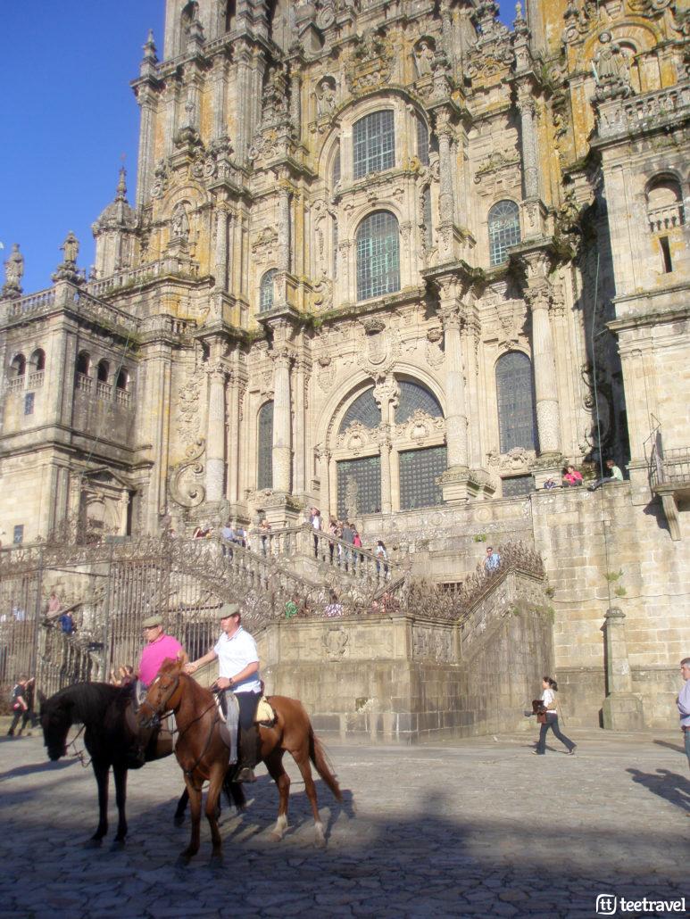 Llegada a la Catedral de Santiago en caballo