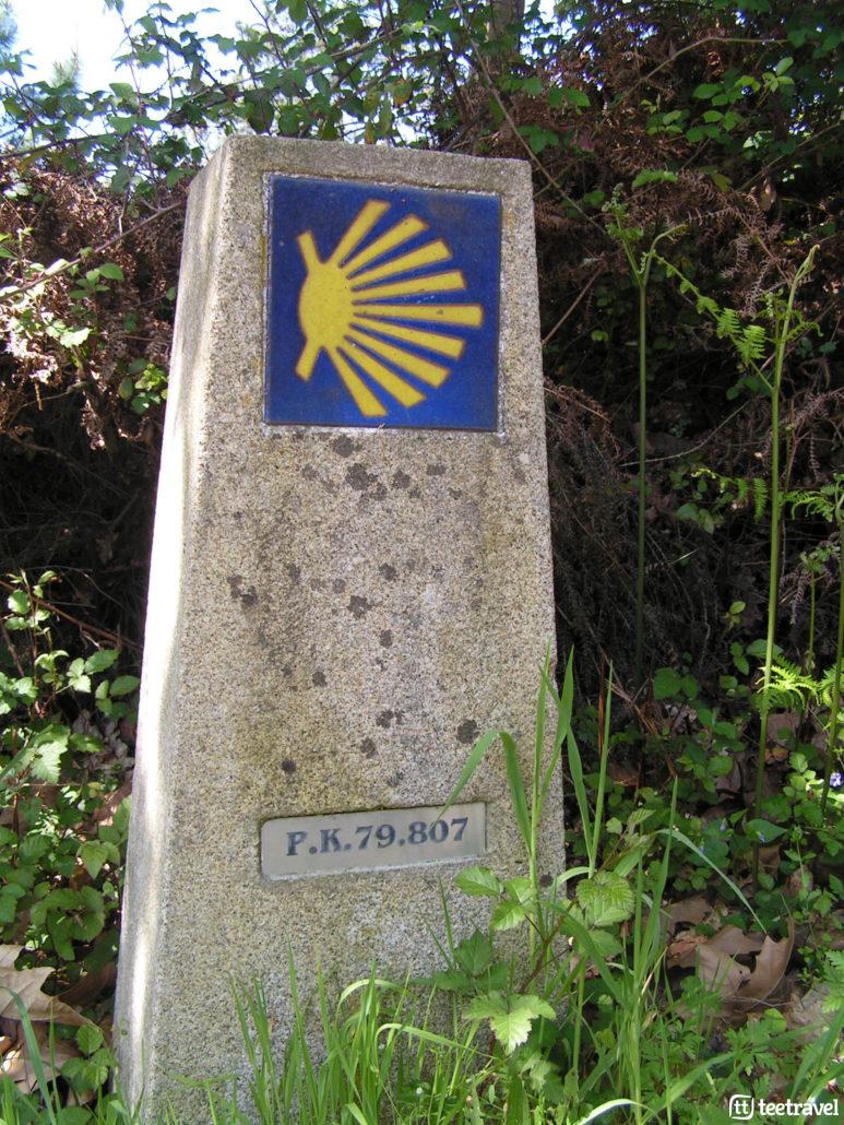 Mojón con la concha del Camino y los km que quedan hasta Santiago de Compostela