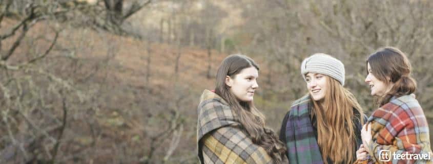 Grupo de amigas cada una con su tartan. Copyright © VisitScotland