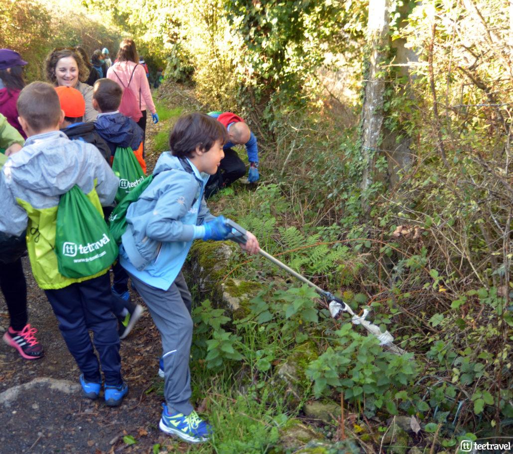 Camino Clean niños ayudando en la recogida