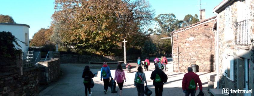 Camino Clean - participantes entrando en el paisaje del Camino