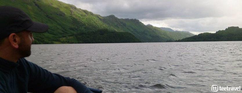 Senderista cruzando el Lago Ness en barca