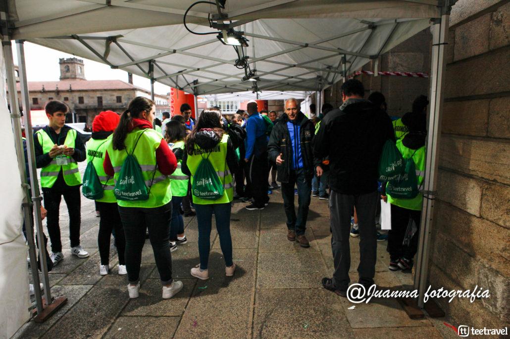 Miembros de la organización con una bolsa facilitada por Tee Travel- © Juanma Fotografía