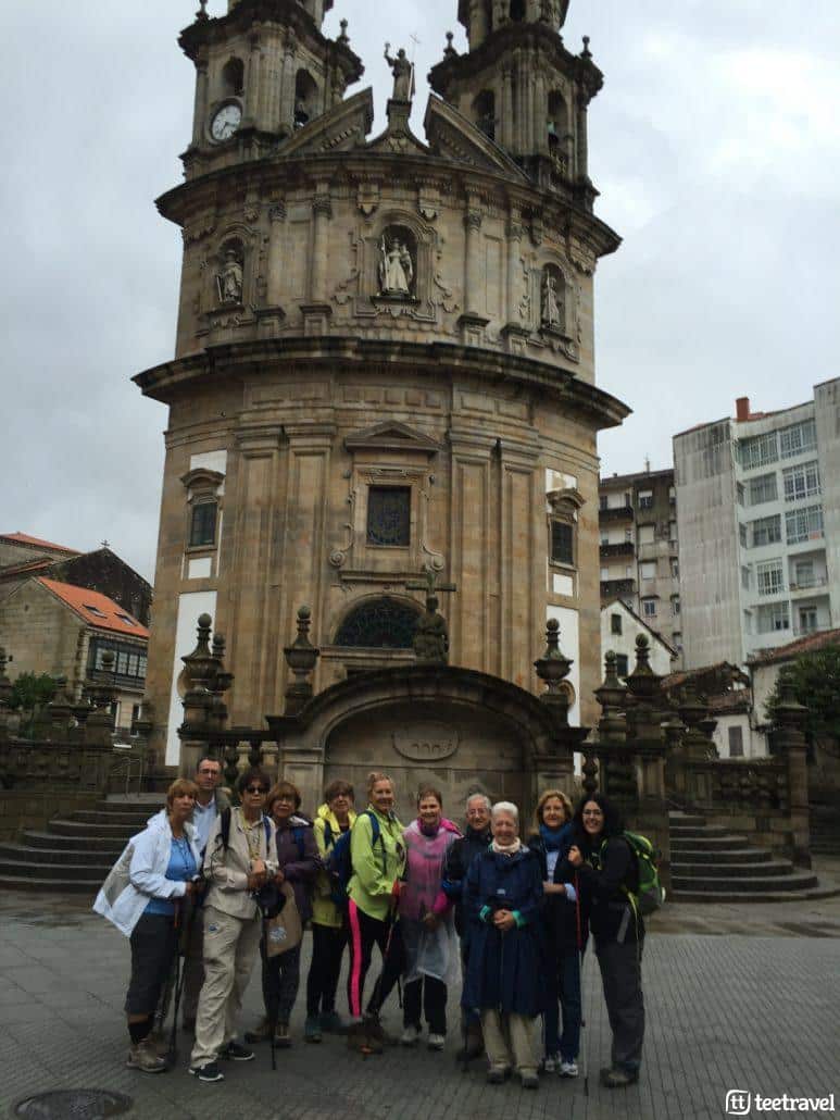 Camino de Portugués en grupo organizado- Grupo delante de la Iglesia de la Peregrina