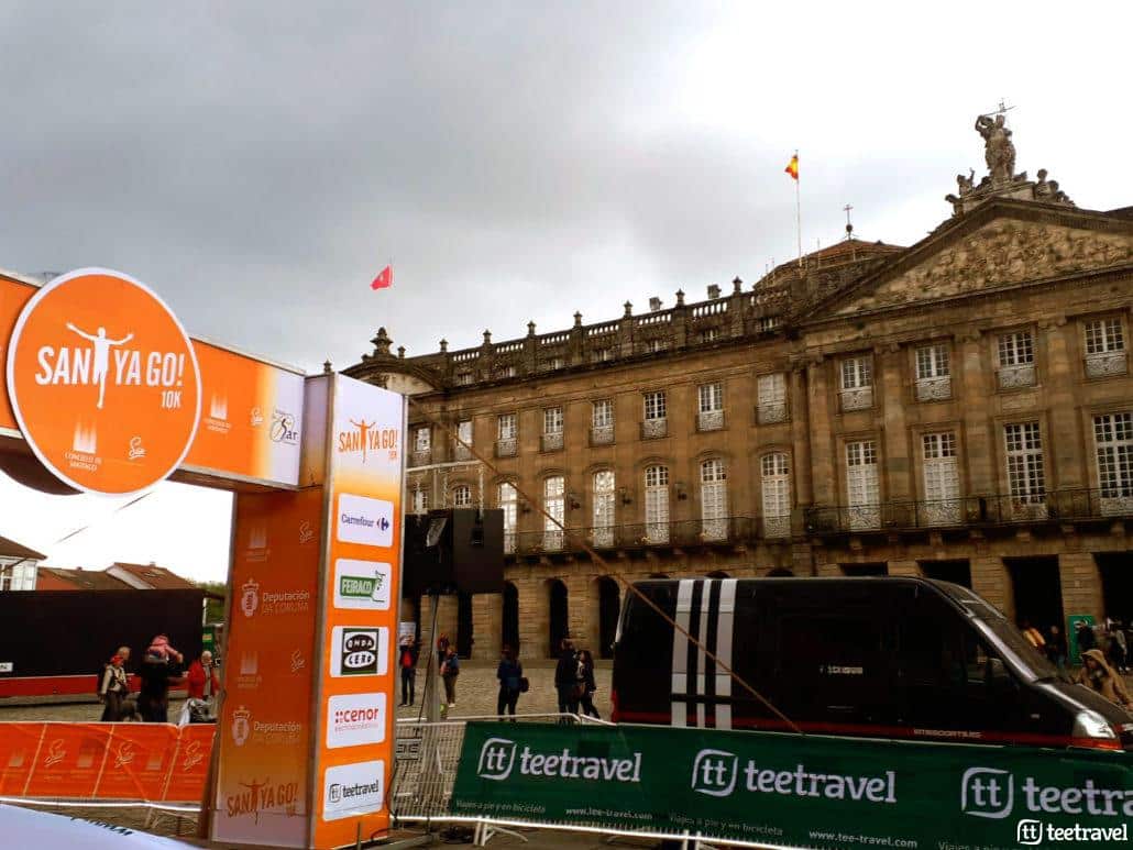 Meta SantYaGo10k Plaza Obradoiro con el Pazo de Raxoi de fondo