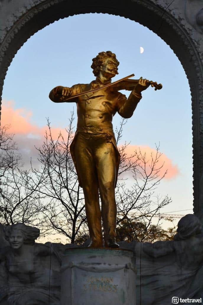 Viena y la música clásica- La estatua de Johann Straus en el jardin Stadpark de Viena