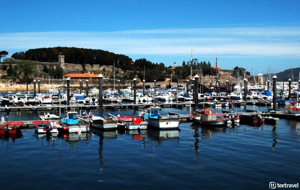 Camino Portugués por la Costa-Puerto de Baiona con el Parador de fondo