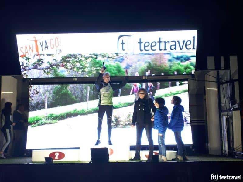 Tee Travel hizo entrega de un premio al corredor llegado desde más lejos