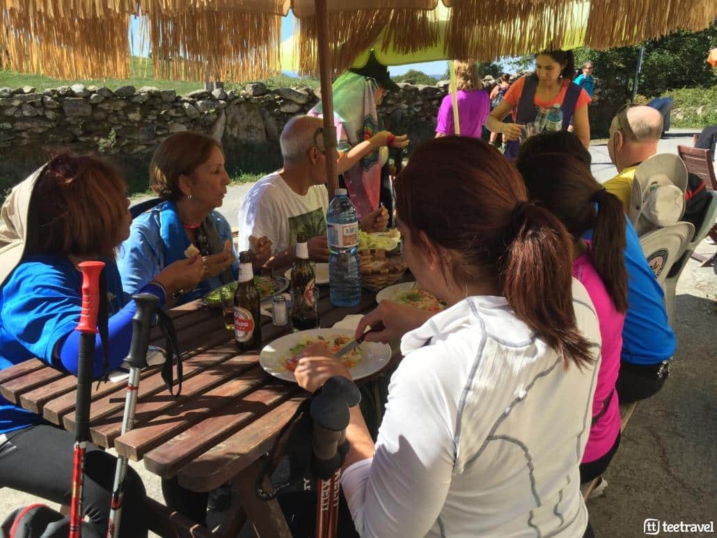 Camino de Santiago en grupo organizado- Las comidas son el momento perfecto para conoceros