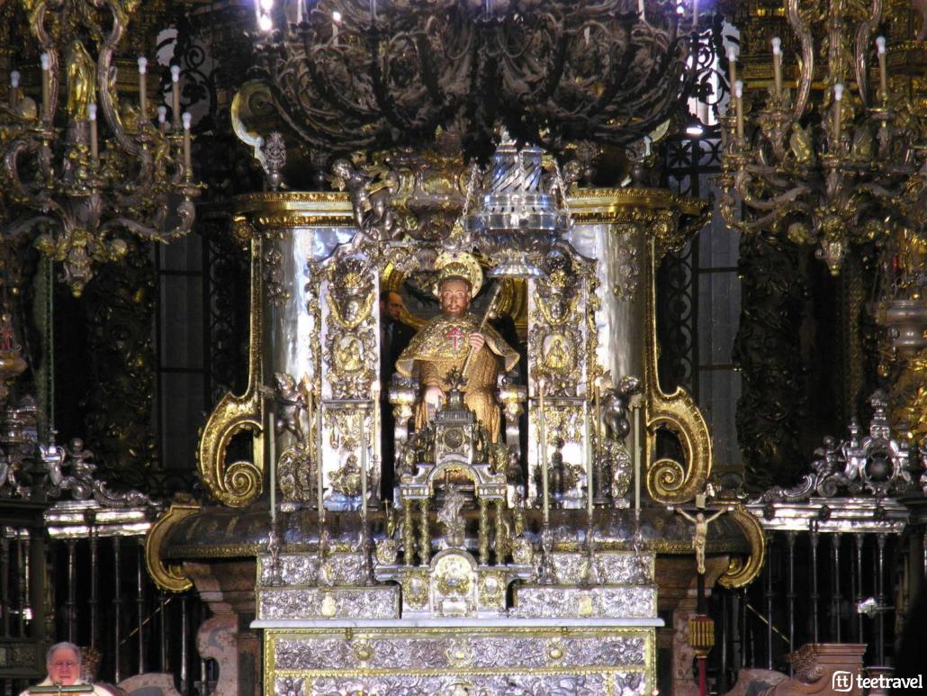Fiestas del Apóstol: ofrenda y botafumeiro en honor al Apóstol dentro de la Catedral © GFDL-Luis Miguel Bugallo Sánchez (Lmbuga Commons)