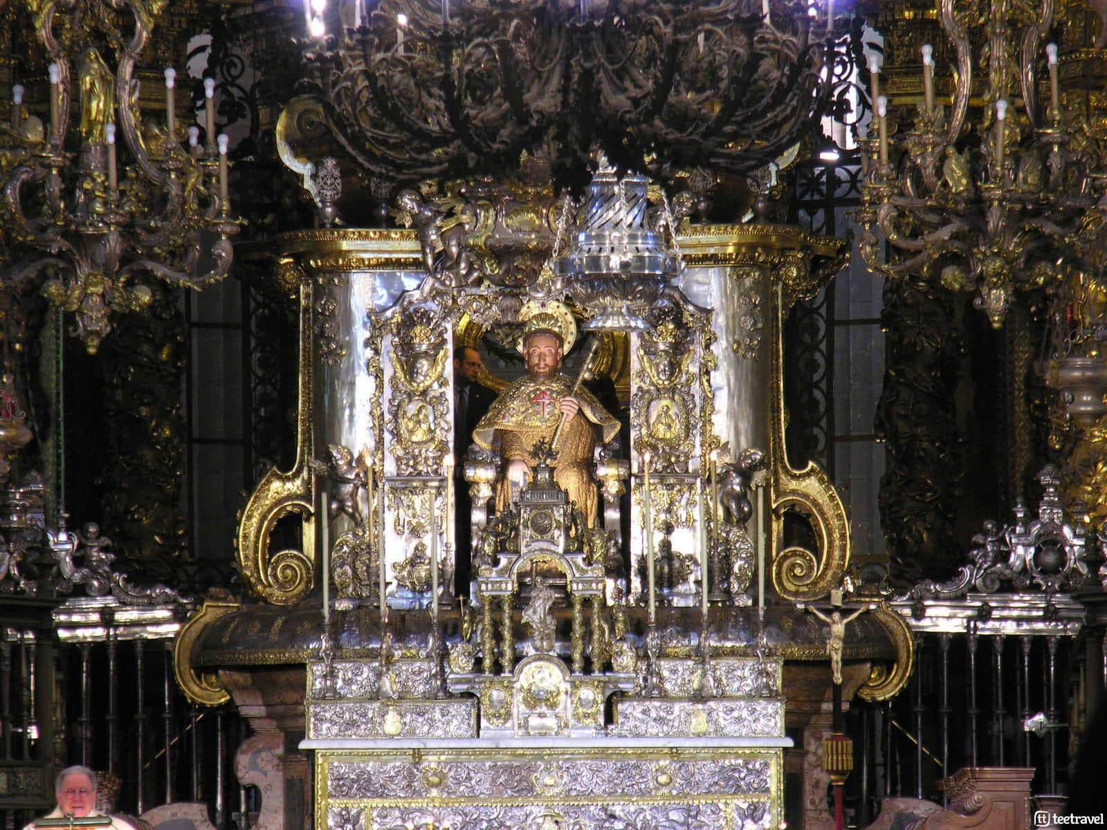 Fiestas del Apóstol: ofrenda y botafumeiro en honor al Apóstol dentro de la Catedral © GFDL-Luis Miguel Bugallo Sánchez (Lmbuga Commons)