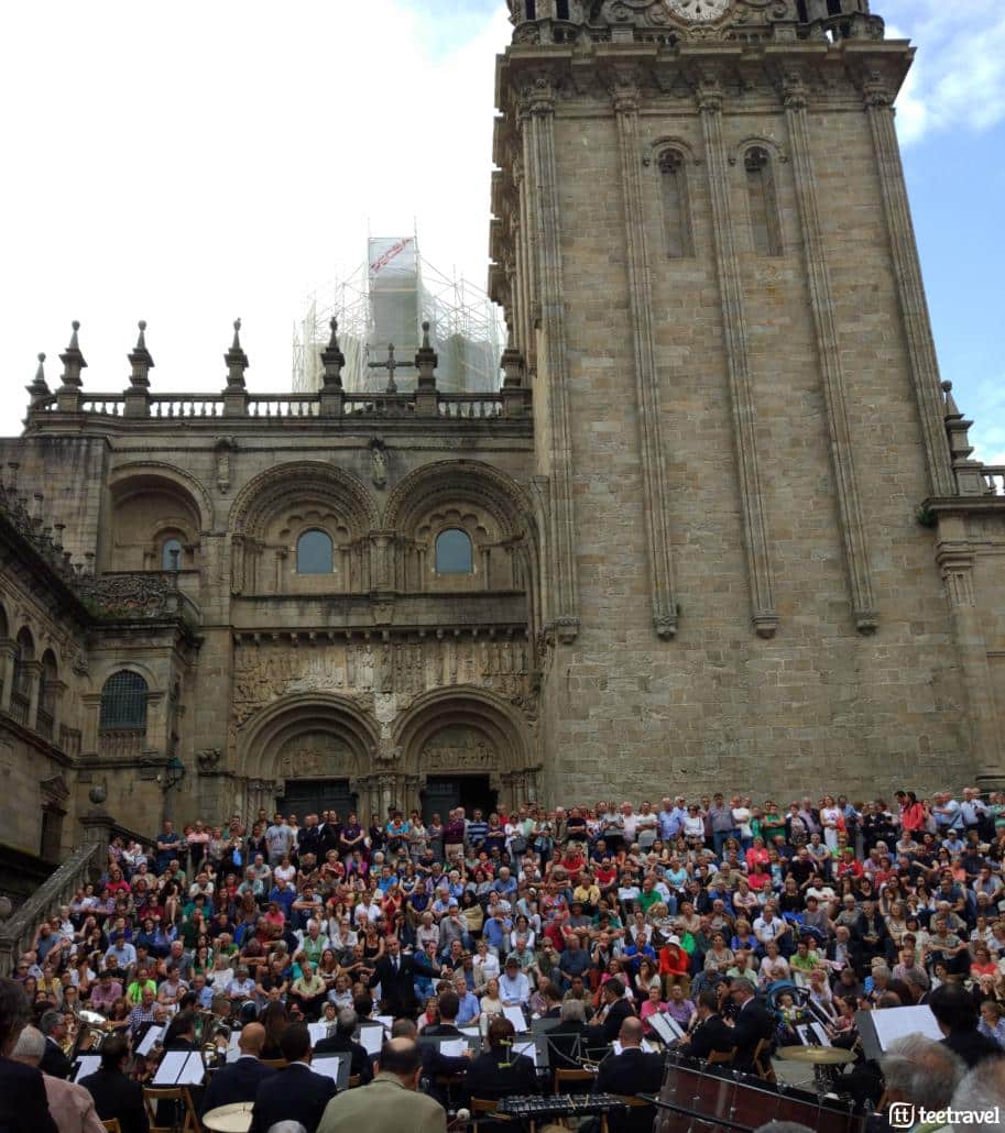 Fiestas del Apóstol: banda de música junto a la Catedral en la emblemática Plaza de la Quintana