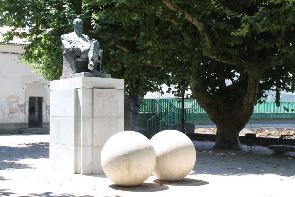 10 cosas que no puedes perderte en el Camino Portugués - Estatua Camilo José Cela, Alameda de Padrón