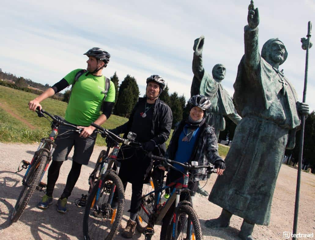 Camino de Santiago en bici desde León: Estatua de los Peregrinos