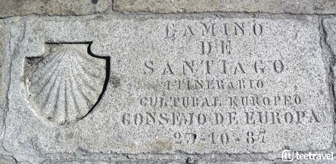 Placa conmemorativa del Camino de Santiago como Itinerario Cultural Europeo en la Plaza del Obradoiro