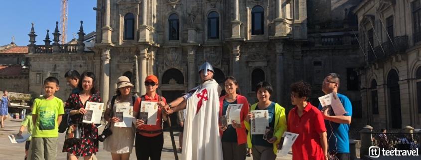 Camino Francés organizado con Tee Travel - grupo con sus ansiadas Compostelas tras llegar a Santiago