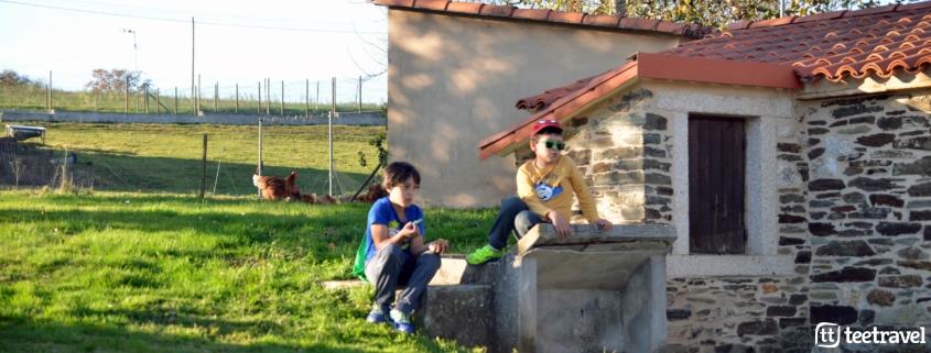 Camino de Santiago con niños - los peques disfrutando de un descanso en el Camino