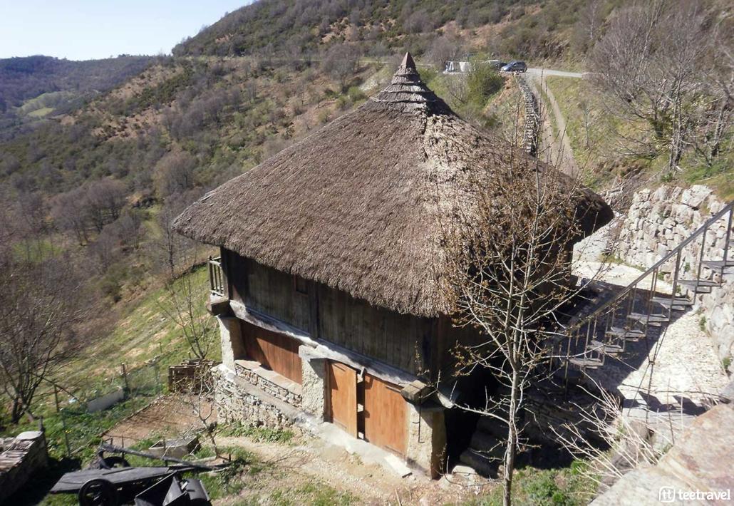 El Camino de Santiago en familia - las pallozas de O Cebreiro