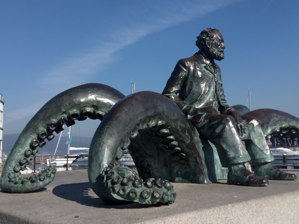 Camino Portugues por la Costa Vigo monumento Julio Verne