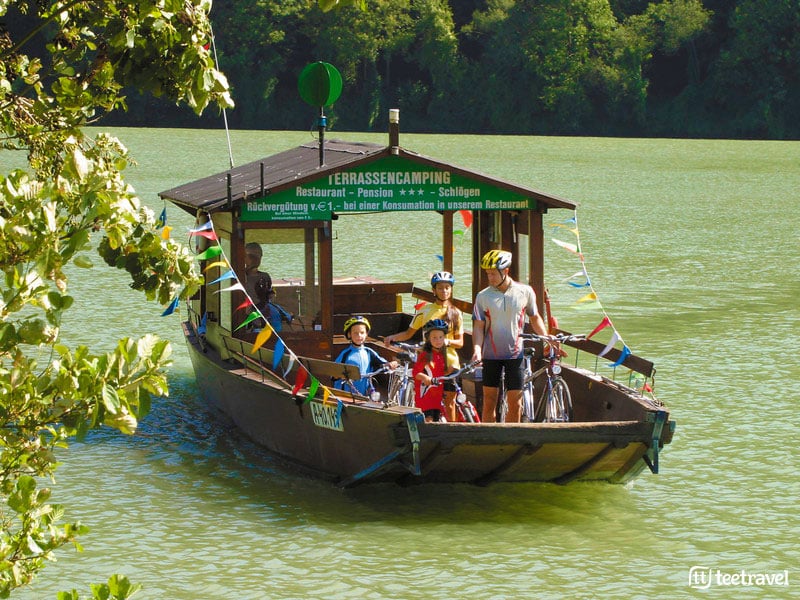 Ruta del Danubio en Bici - Familia cruzando el Danubio en barcaza