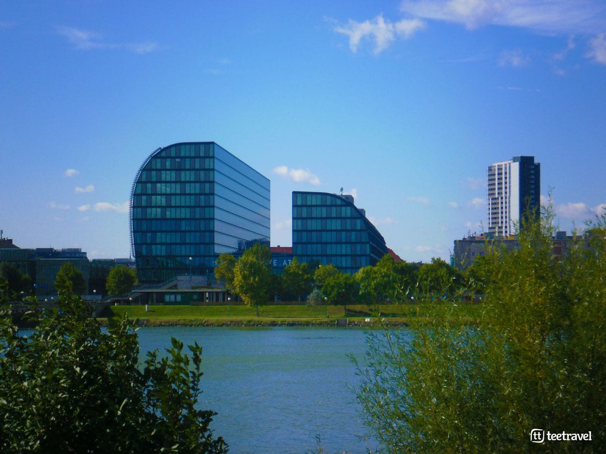 Ruta del Danubio en Bici - Vistas de la ciudad de Viena desde la Isla del Danubio