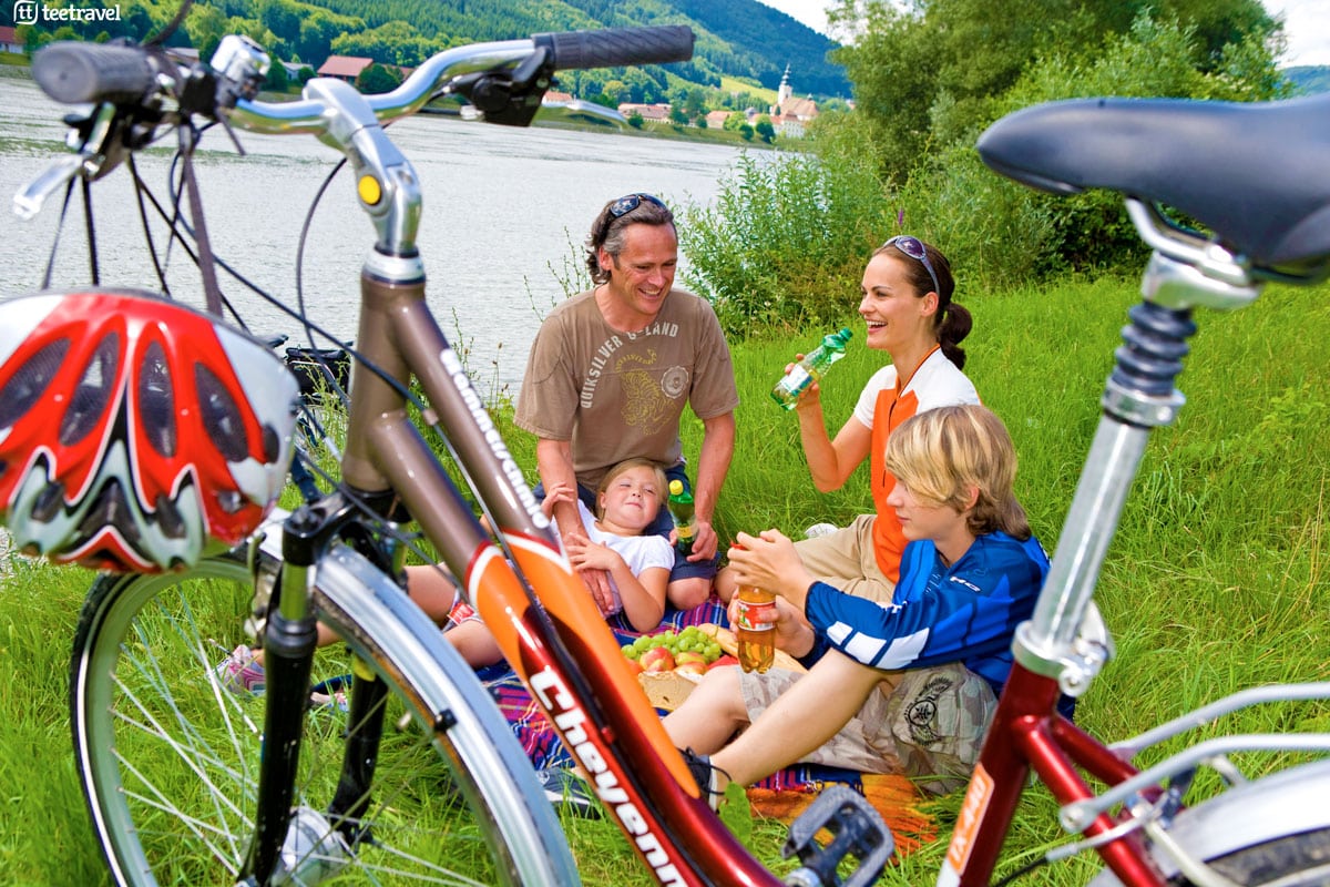 Ruta del Danubio en bici - Familia disfrutando de un picnic en la orilla del Danubio