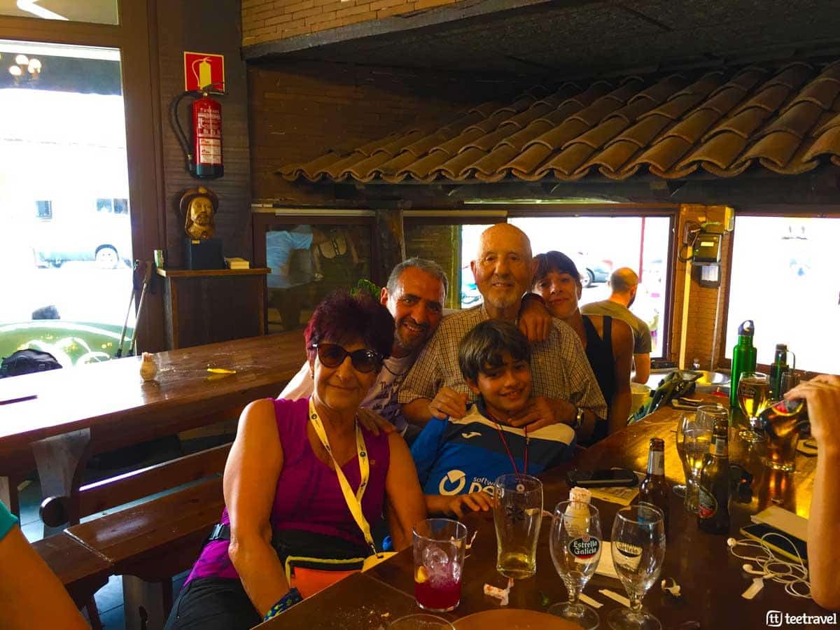 Familia de Tres Generaciones en el Camino de Santiago - Melide