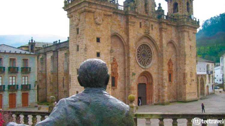 Monumento a Álvaro Cunqueiro en Mondoñedo - Camino del Norte