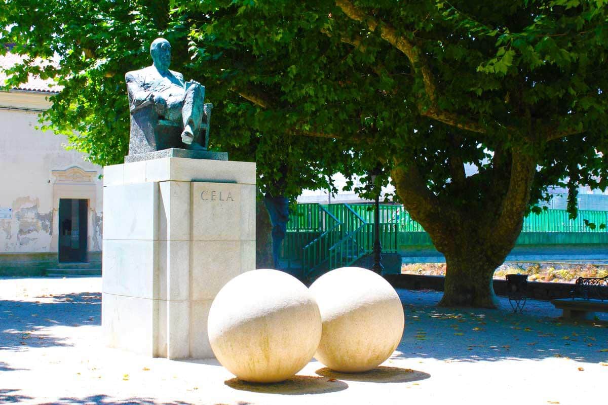 Monumento a Camilo José Cela en Padrón - Camino Portugués
