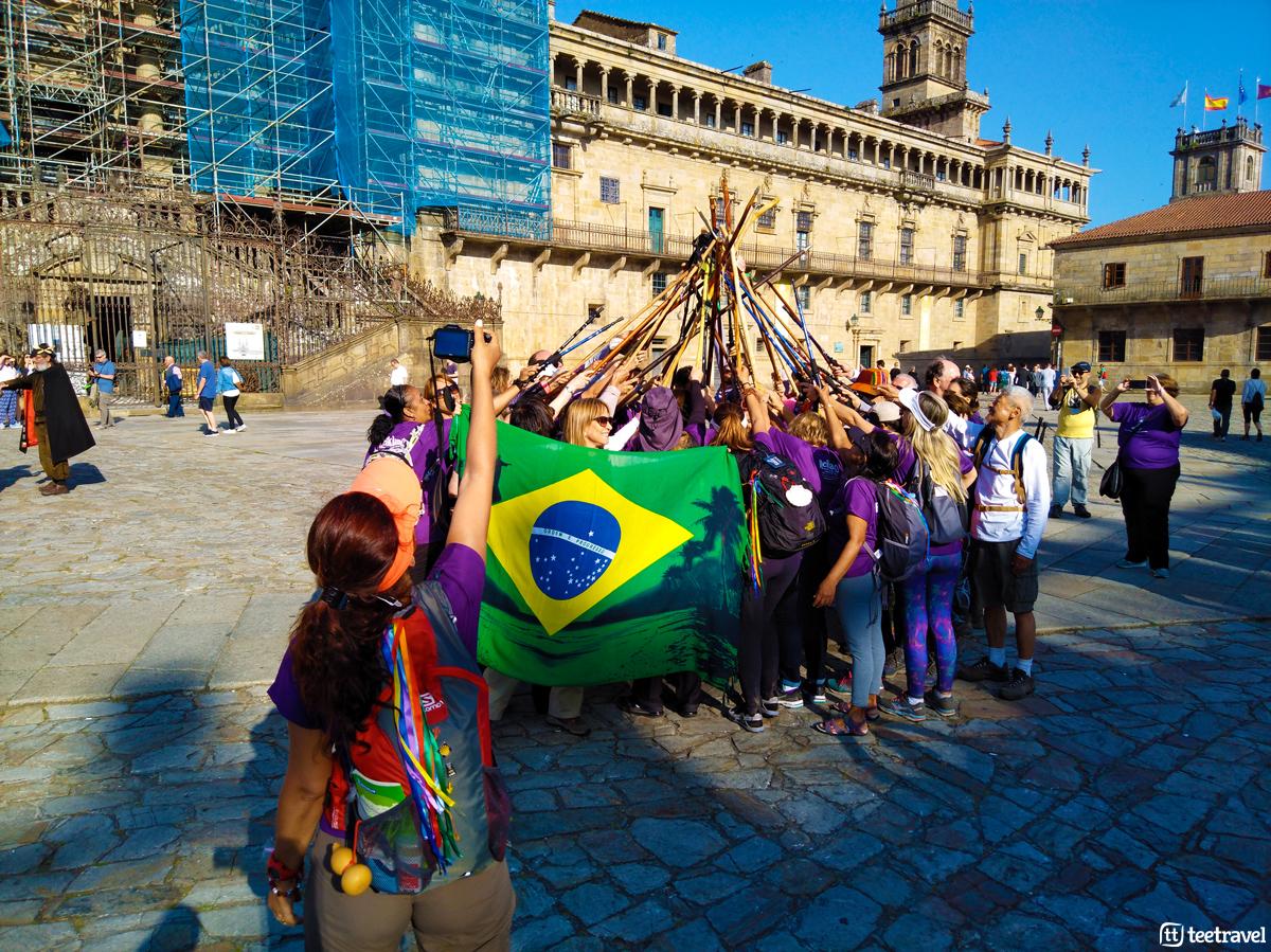 Santiago de Compostela - Plaza del Obradoiro - Peregrinos con Bordones y Bastones de Senderismo