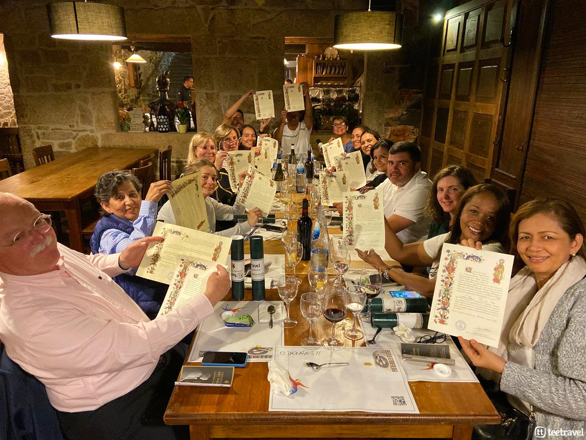 Peregrinos recibiendo su Compostela en la Cena de Despedida del Grupo TT05 - Restaurante O Dezaseis