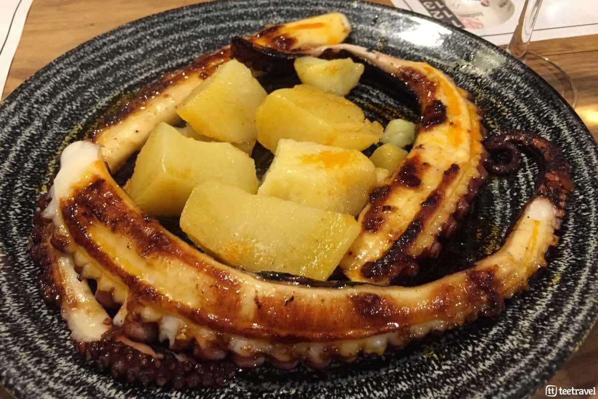 Pulpo a la brasa con "cachelos" (patatas cocidas) - Pulpo Gallego de la Ría