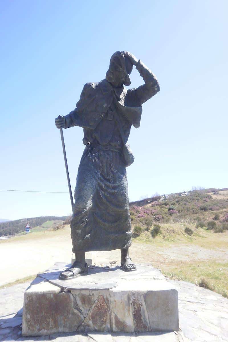 Escultura en el Alto de San roque Escultura del peregrino en lo Alto de San Roque