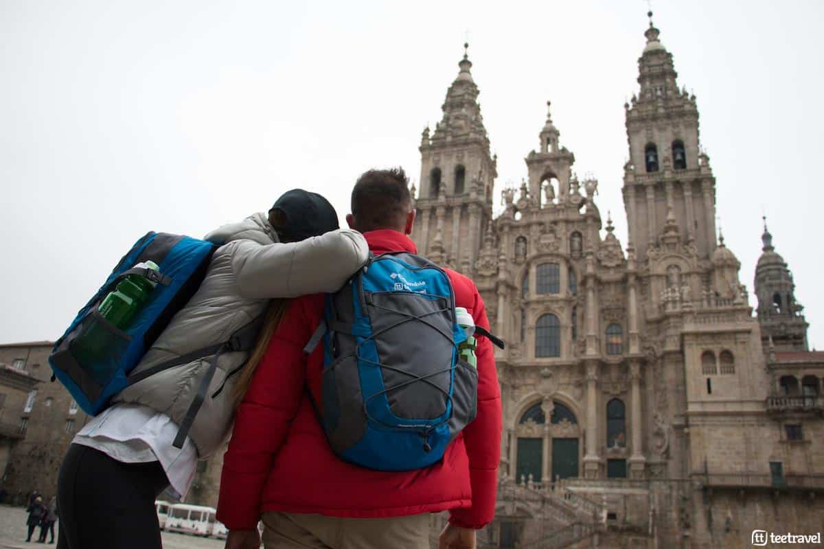 Qué hacer en Galicia después del Camino de Santiago - Visita la Catedral Qué hacer en Galicia después del Camino de Santiago - Peregrinos en la Plaza del Obradoiro