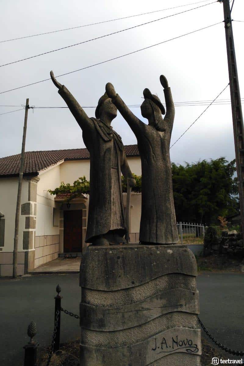 Estatua peregrinos bailando Peregrinos bailando en Palas de Reis