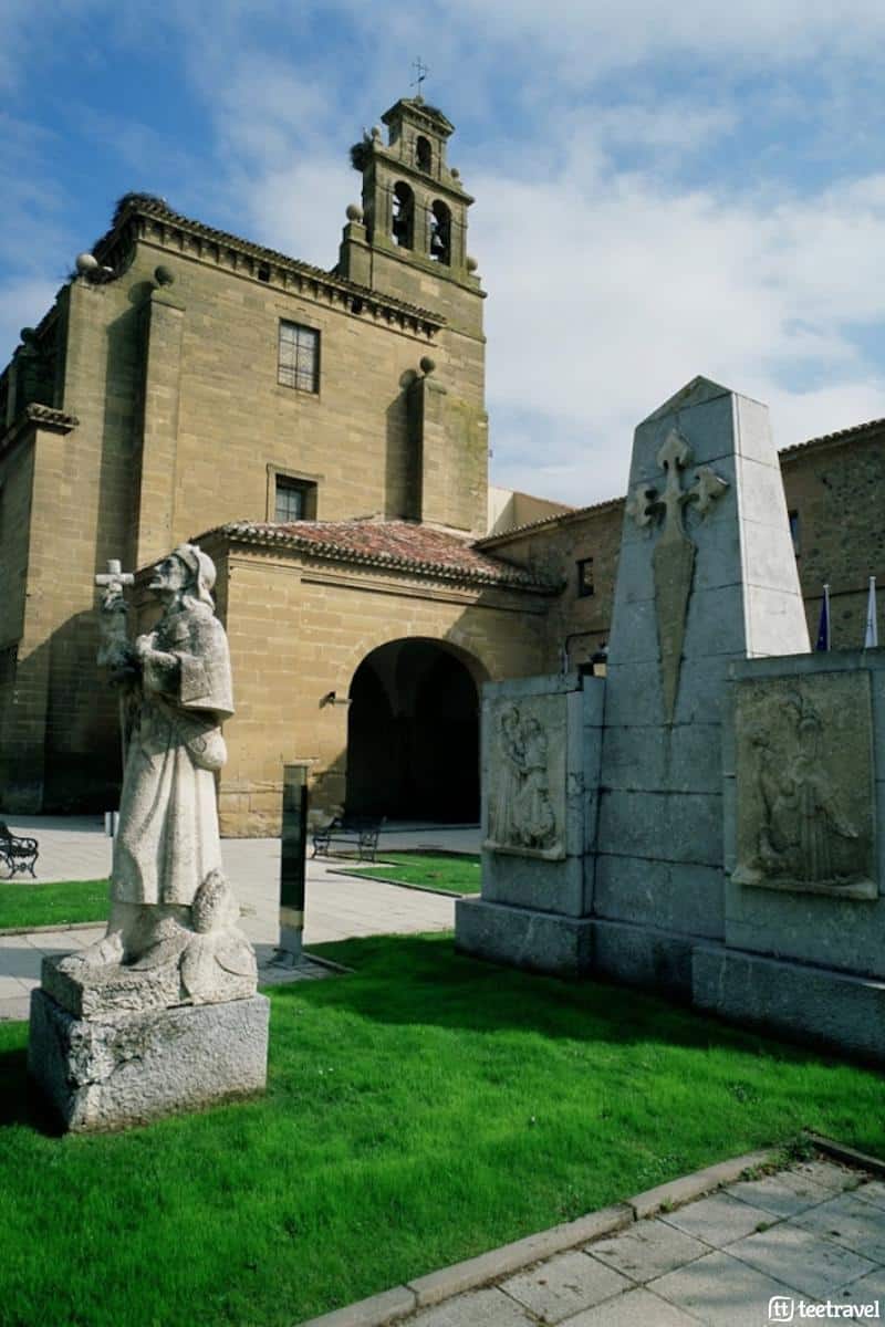 Monumentos a los Peregrinos en el Camino de Santiago Francés - Homenaje al Peregrino Medieval