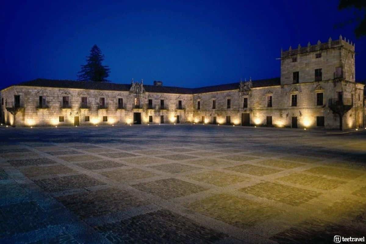 Qué hacer en Galicia después del Camino de Santiago - Disfruta de Cambados Cambados de noche - Plaza de Fefiñáns