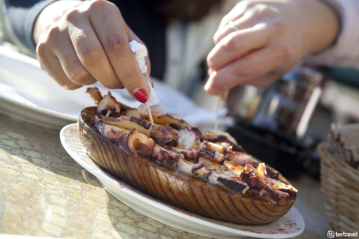 Qué hacer en Galicia después del Camino de Santiago - Degusta un pulpo «á feira» en Vigo
