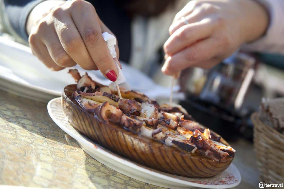 Qué hacer en Galicia después del Camino de Santiago - Degusta un pulpo «á feira» en Vigo Qué hacer en Galicia después del Camino de Santiago - Degusta un pulpo «á feira» en Vigo
