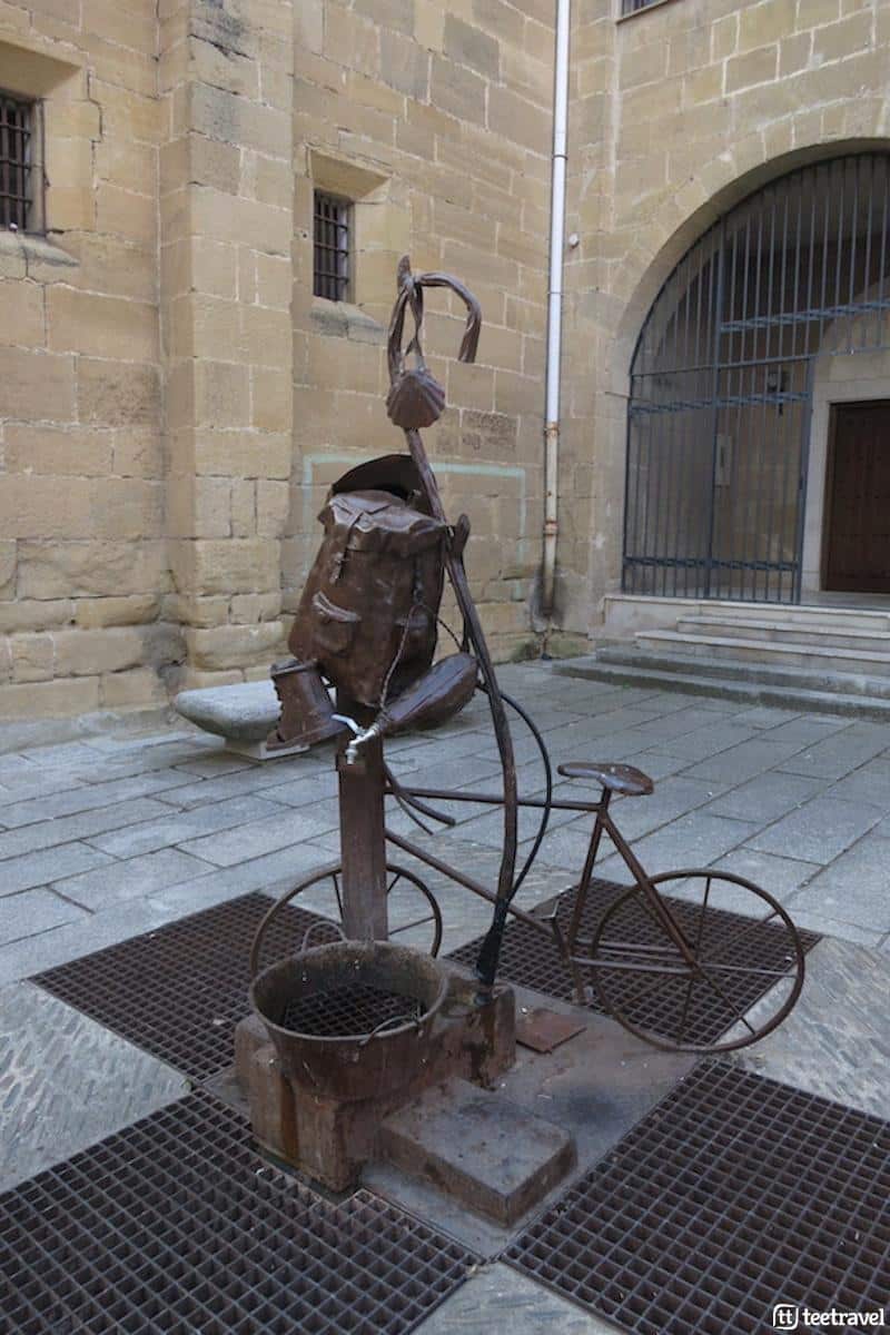 Los aperos del Peregrino, escultura en Santo Domingo de la Calzada (La Rioja) Monumentos a los Peregrinos en el Camino de Santiago Francés - Homenaje al Peregrino Medieval