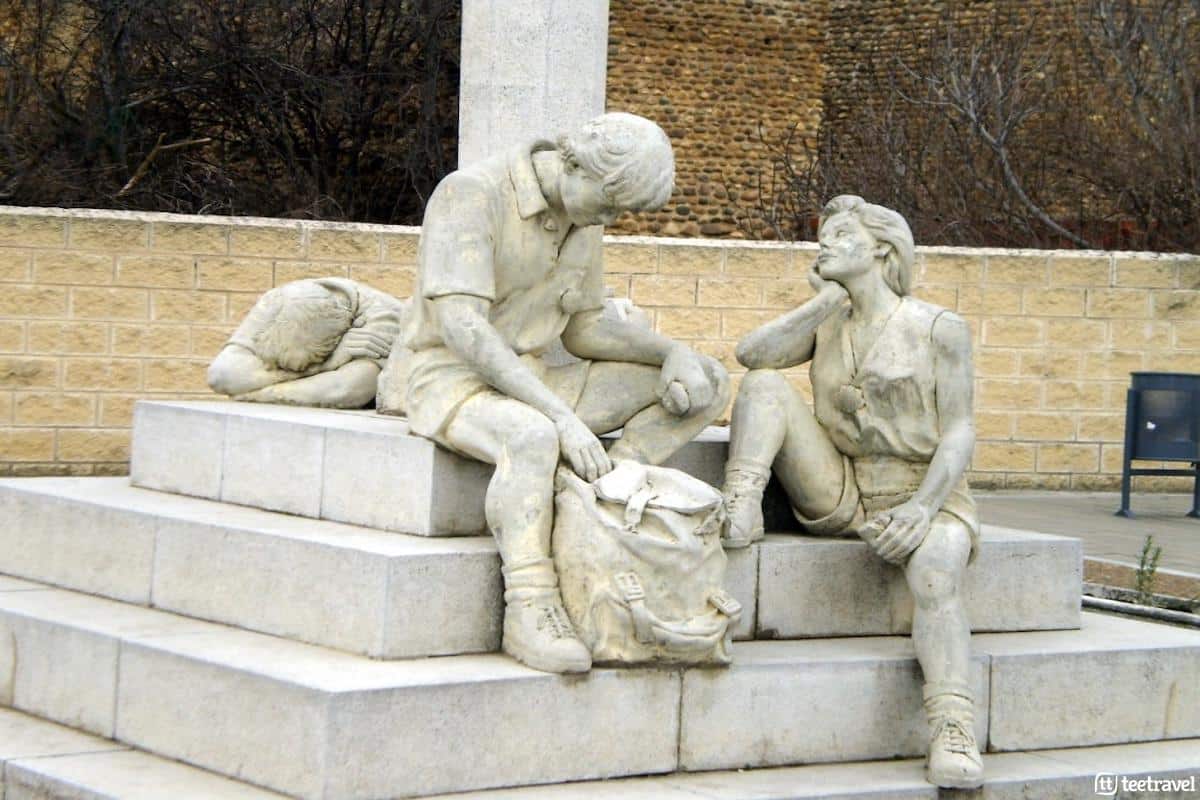 Monumentos a los Peregrinos en el Camino de Santiago Francés - Peregrinos descansado en Mansilla de las Mulas Conjunto escultórico Peregrinos descansado en Mansilla de las Mulas